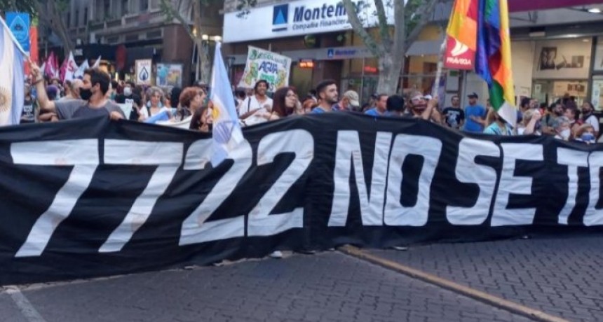 Organizaciones y referentes ambientalistas denuncian incumplimientos legales del gobierno.