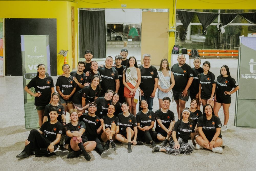 La Vendimia departamental toma forma: el Intendente Gustavo Aguilera recorrió los ensayos y le obsequió a cada artista una remera con la identidad de 