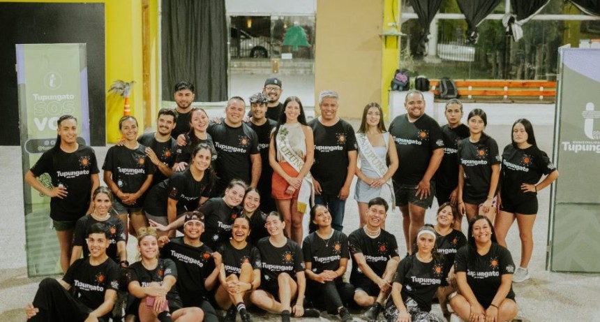 La Vendimia departamental toma forma: el Intendente Gustavo Aguilera recorrió los ensayos y le obsequió a cada artista una remera con la identidad de 