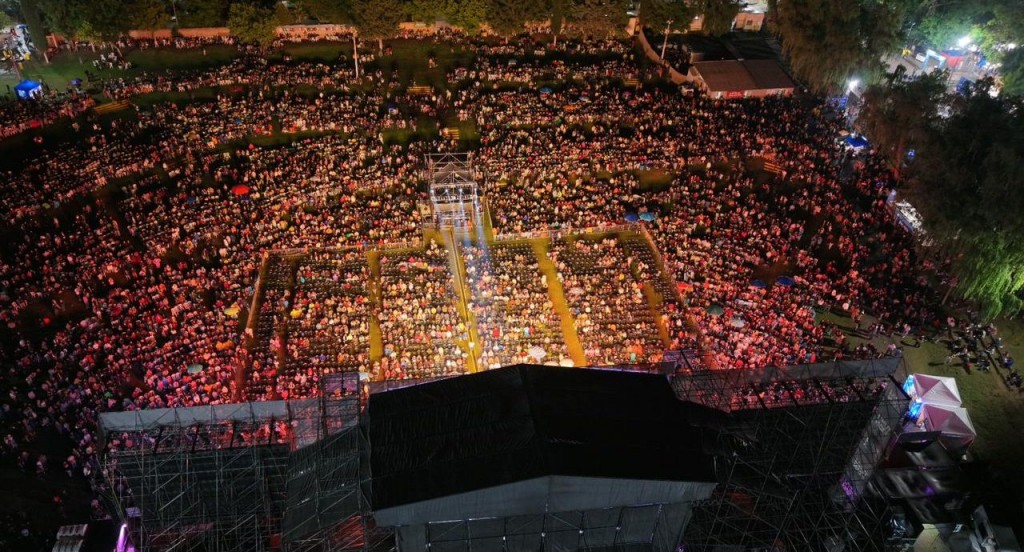Más de 17 mil personas agitaron pañuelos con Lázaro Caballero y Campedrinos en la primer noche del Festival Nacional de la Tonada