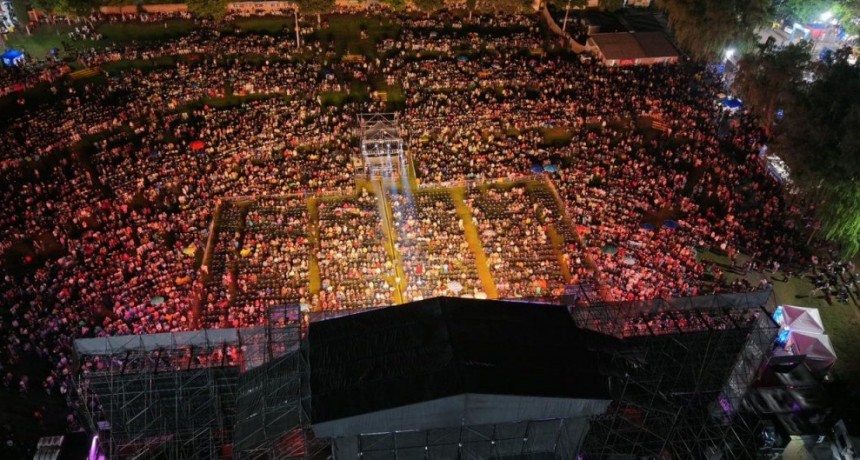 Más de 17 mil personas agitaron pañuelos con Lázaro Caballero y Campedrinos en la primer noche del Festival Nacional de la Tonada