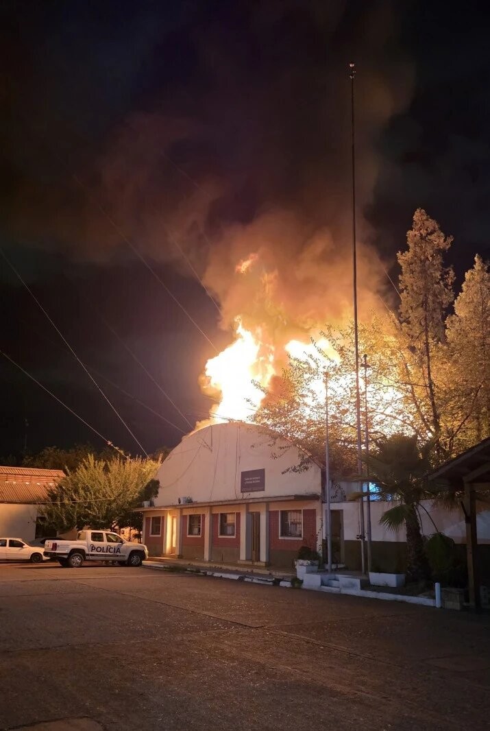 SE INCENDIA DE A POCO EL MINISTERIO DE INJUSTICIA E INSEGURIDAD DE MENDOZA, LITERAL Y APOCALÍPTICO 