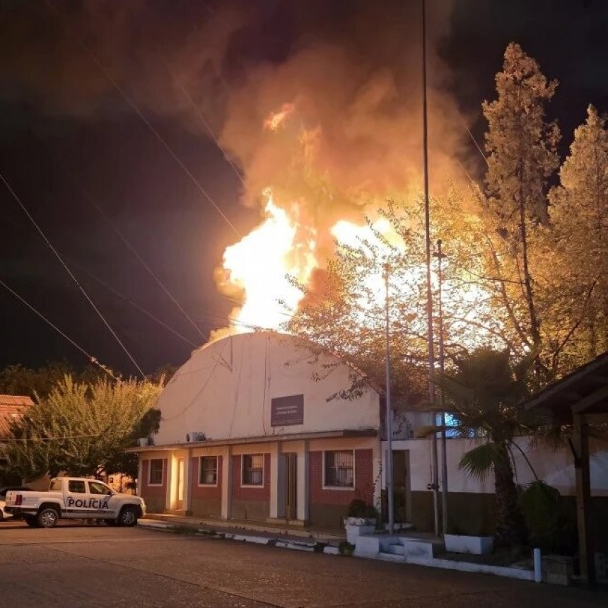 SE INCENDIA DE A POCO EL MINISTERIO DE INJUSTICIA E INSEGURIDAD DE MENDOZA, LITERAL Y APOCALÍPTICO 