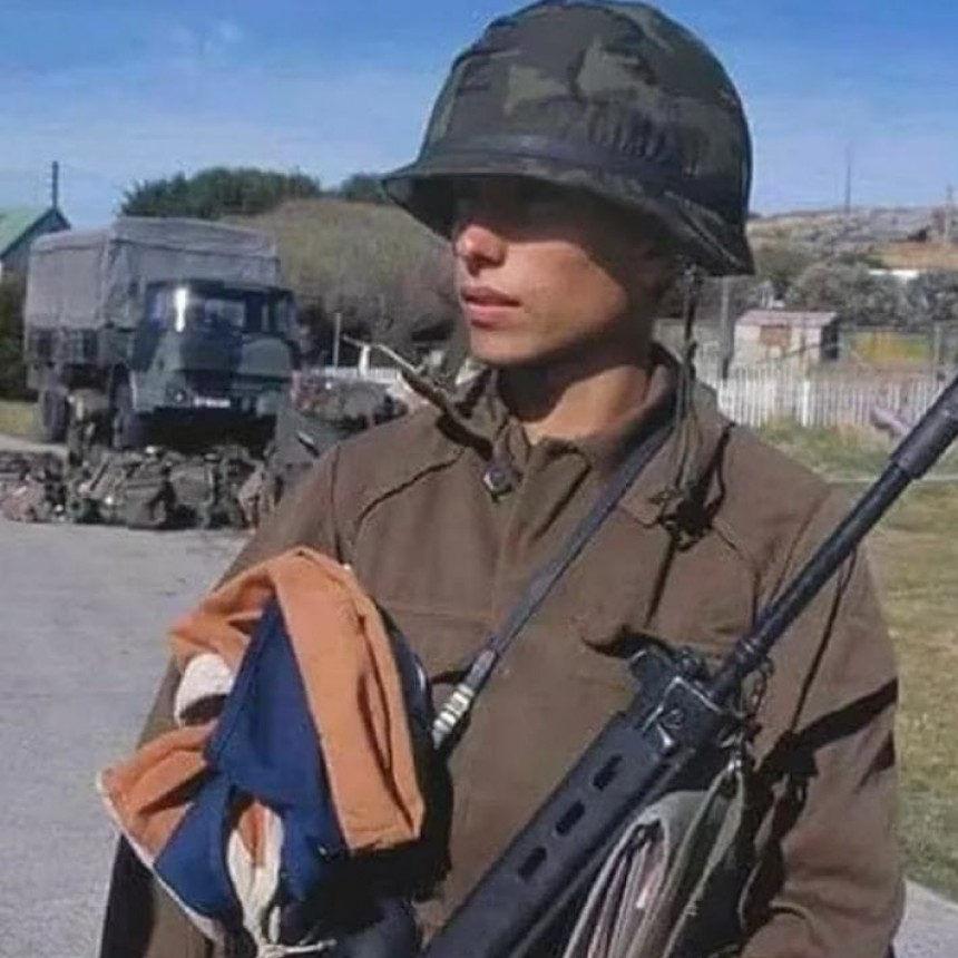 PABLITO MANA EL CHICO DE LA FOTO DE MALVINAS CON LA BANDERA ARGENTINA QUE LOS PIRATAS DEBIERON ARREAR