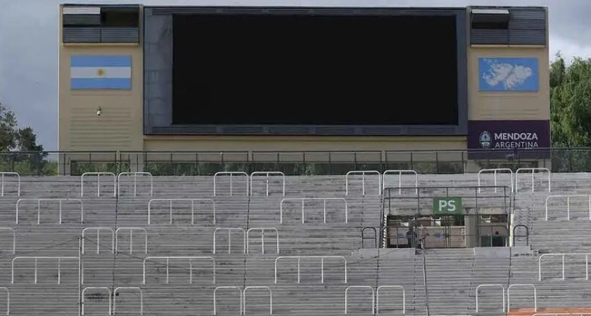 MENDOZA CORRUPTA, SOBREPRECIOS EN LA PANTALLA DEL ESTADIO “MALVINAS ARGENTINAS” PARA BORRAR LAS ISLAS DEL CARTEL ORIGINAL.