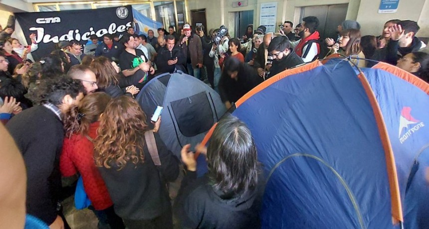 MENDOZA CON LA JUSTICIA PARALIZADA, ACAMPE Y SUMA DE LOS DEFENSORES OFICIALES.