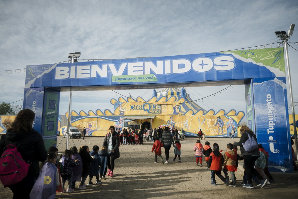 La Muni de Tupungato festejó el Día de los Jardines: 1200 niñas y niños disfrutaron funciones gratuitas de circo.