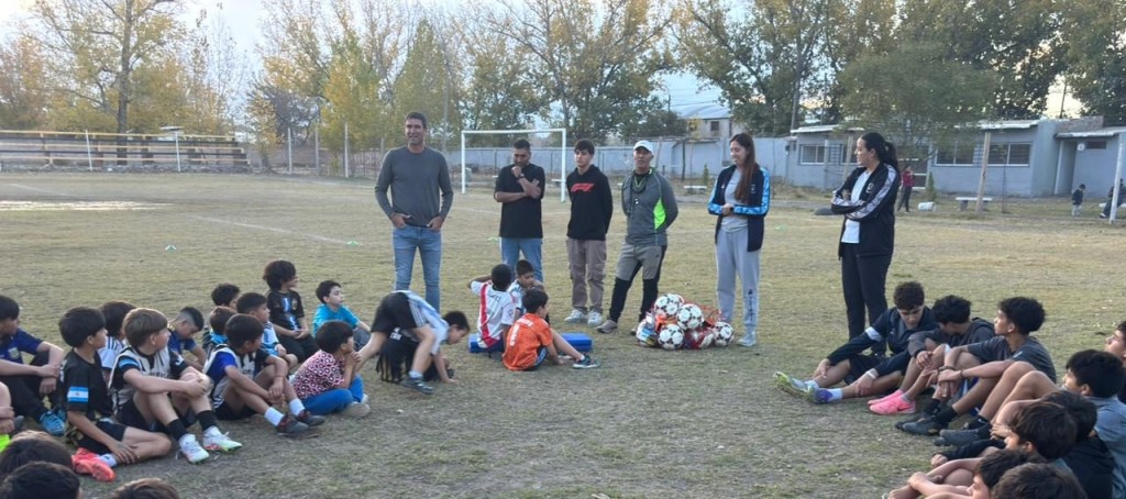 Fuerte respaldo al deporte local: el Intendente Emir Andraos entreg&oacute; materiales a clubes de la Liga de F&uacute;tbol
