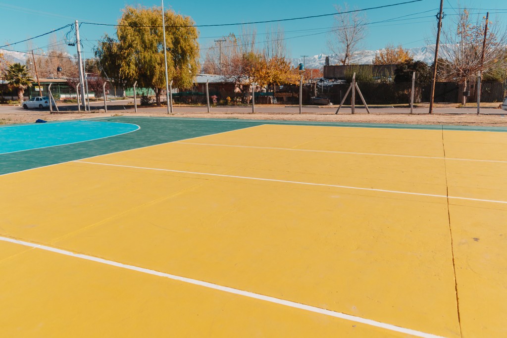 Obra de pintura y reacondicionamiento de playones deportivos distritales en Tupungato: finaliz&oacute; la primera etapa