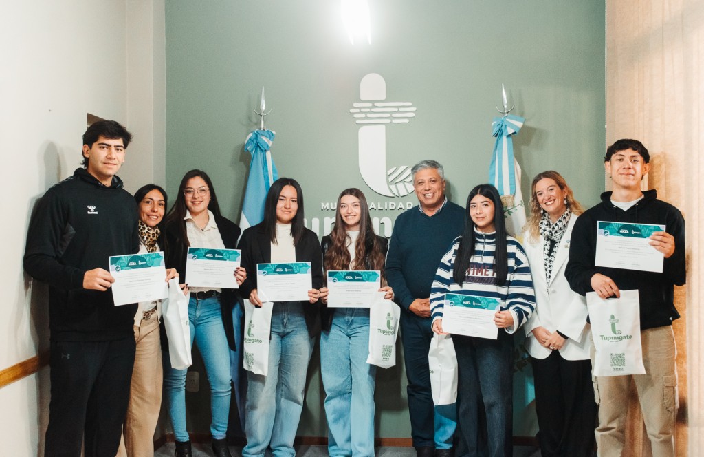 El Intendente Gustavo Aguilera entreg&oacute; becas universitarias a 10 tupungatinos estudiantes de la UMaza