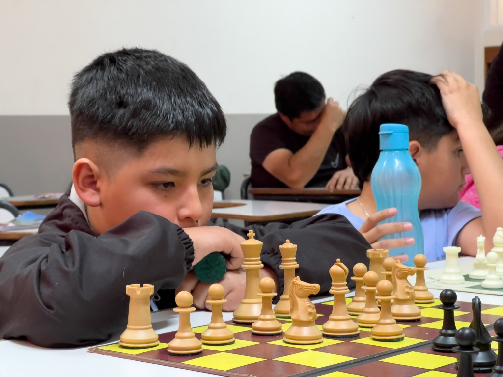 La Escuela de Ajedrez Pablo Agostinelli invita a un torneo abierto y celebra destacados logros provinciales