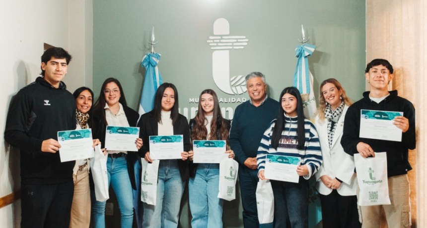 El Intendente Gustavo Aguilera entreg&oacute; becas universitarias a 10 tupungatinos estudiantes de la UMaza