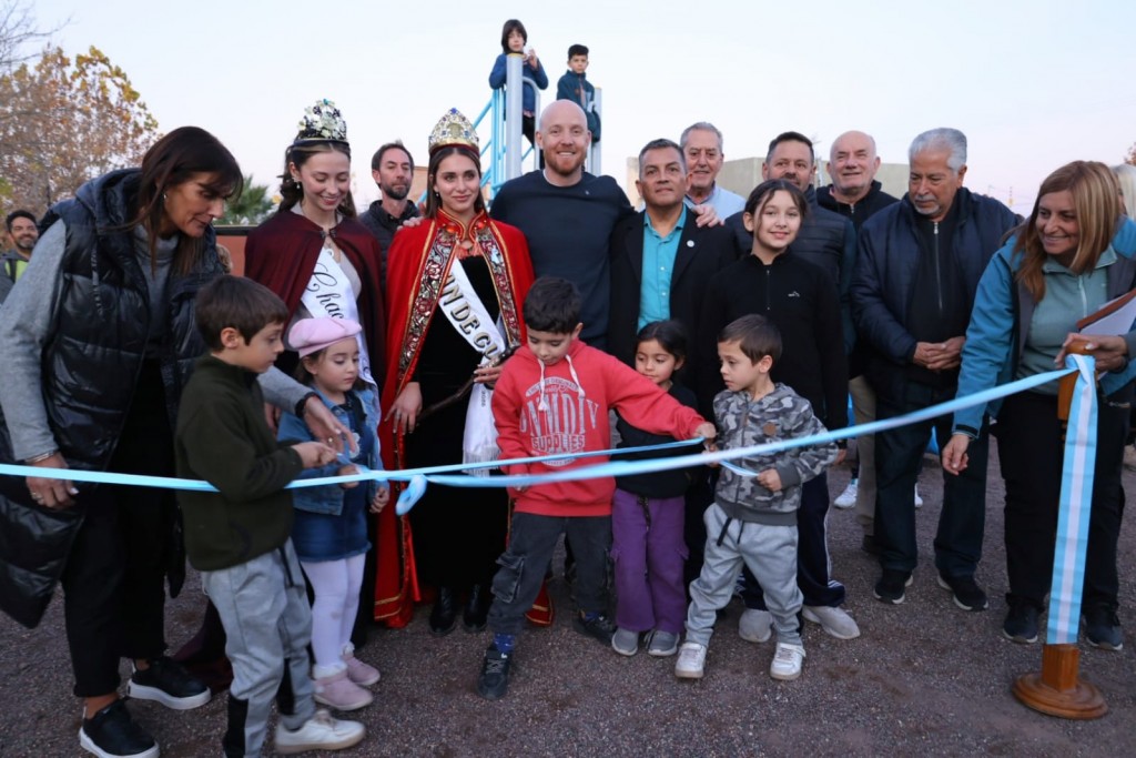 Allasino inauguró una nueva plaza en Chacras de Coria