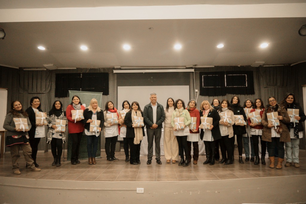 La Muni de Tupungato entregó más de 900 bandas y certificados a las escuelas primarias del departamento para la Promesa de Lealtad a la Bandera que realizarán los estudiantes de cada institución