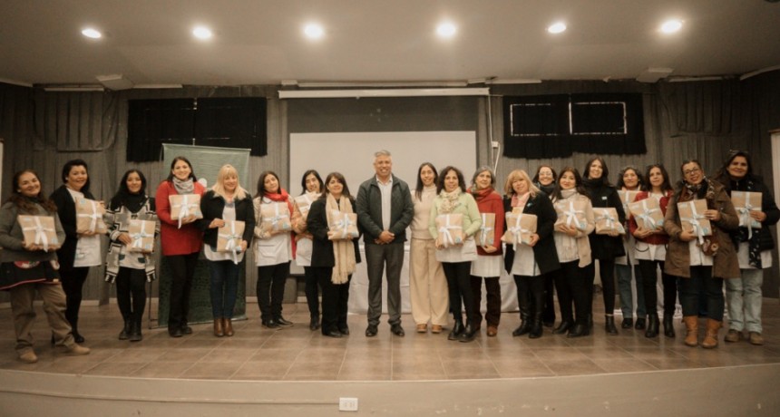 La Muni de Tupungato entregó más de 900 bandas y certificados a las escuelas primarias del departamento para la Promesa de Lealtad a la Bandera que realizarán los estudiantes de cada institución