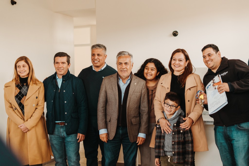 El mandatario Gustavo Aguilera junto al Gobernador Cornejo entreg&oacute; las &uacute;ltimas viviendas del B&deg; Viejo Vi&ntilde;edo en el Cord&oacute;n del Plata