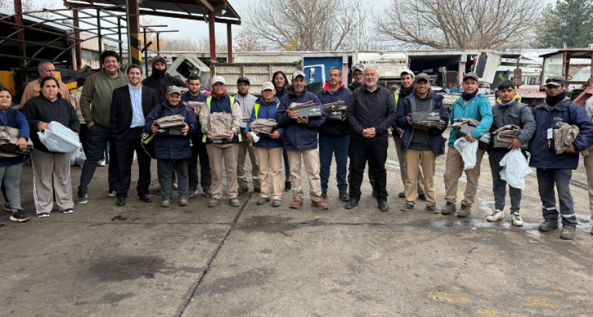 SAN CARLOS REALIZ&Oacute; LA ENTREGA DE INDUMENTARIA A TRABAJADORES MUNICIPALES