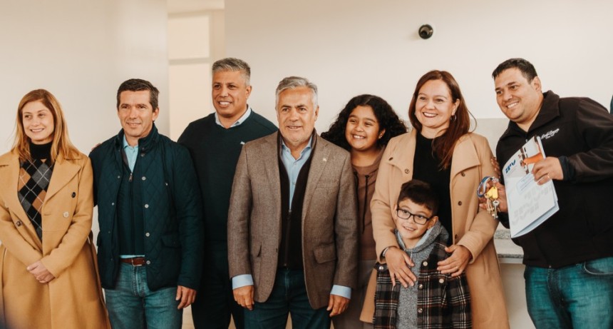 El mandatario Gustavo Aguilera junto al Gobernador Cornejo entreg&oacute; las &uacute;ltimas viviendas del B&deg; Viejo Vi&ntilde;edo en el Cord&oacute;n del Plata