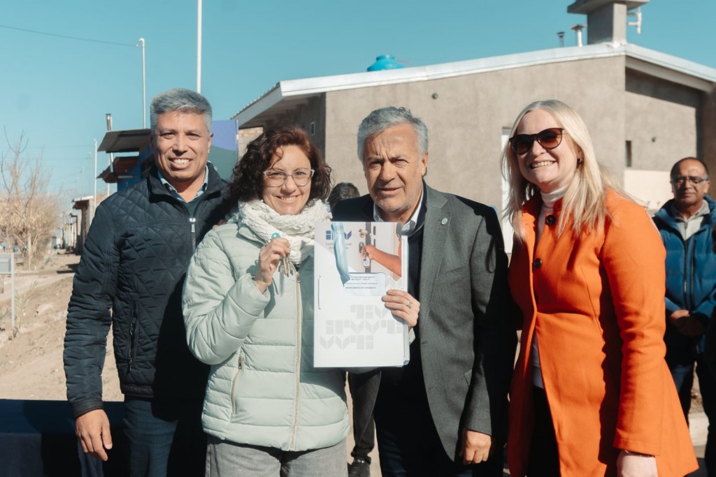 El Intendente de Tupungato junto al Gobernador entregaron 15 casas nuevas de un barrio que llevaba más de una década paralizado