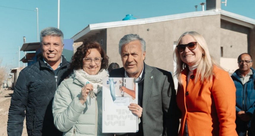 El Intendente de Tupungato junto al Gobernador entregaron 15 casas nuevas de un barrio que llevaba más de una década paralizado