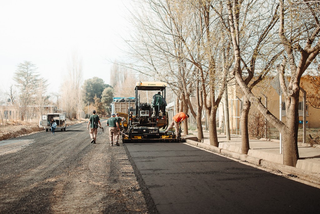 Se ejecutan tareas de asfaltado de calle Laprida en la Ciudad de Tupungato
