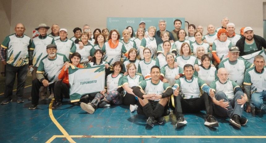 El Intendente Gustavo Aguilera entregó camisetas nuevas a los equipos deportivos de Adultos Mayores y Atletismo