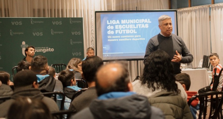 El Intendente Gustavo Aguilera presentó la Liga Municipal de Escuelitas de Fútbol que reunirá a más de 500 niñas y niños que practican este deporte y les entregó material deportivo