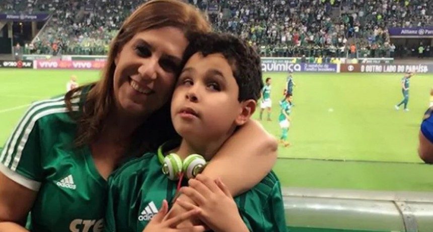 Esta mujer brasileña le relata los partidos de fútbol a su hijo no vidente.