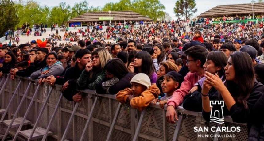 Más de 20 mil personas cantaron y bailaron junto al Negro Tecla y  Emanero en San Carlos.