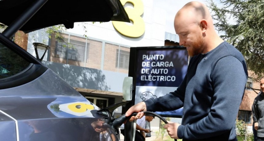 Luján de Cuyo puso en marcha el primer punto de carga para autos eléctricos en el Parque Cívico