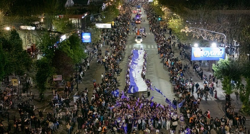 Estudiantes protagonizaron la Farándula sobre la avenida principal