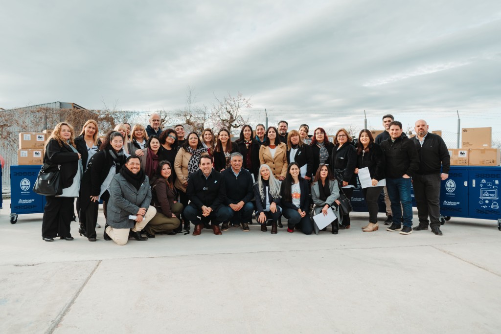 La DGE moderniza el sistema educativo mendocino: Tadeo Garc&iacute;a Salazar distribuy&oacute; material tecnol&oacute;gico y pedag&oacute;gico para escuelas del Valle de Uco