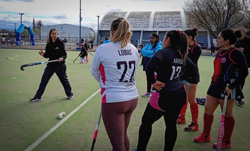 A d&iacute;as de la consagraci&oacute;n mundial de Las Leonas, &ldquo;Piti&rdquo; D&rsquo;El&iacute;a y &ldquo;Charo&rdquo; Luchetti brindaron una cl&iacute;nica de hockey en Tunuy&aacute;n