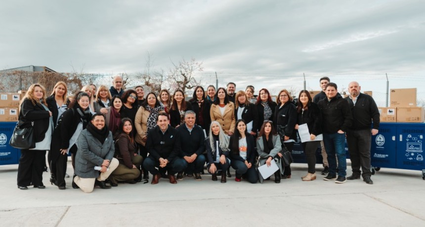 La DGE moderniza el sistema educativo mendocino: Tadeo Garc&iacute;a Salazar distribuy&oacute; material tecnol&oacute;gico y pedag&oacute;gico para escuelas del Valle de Uco