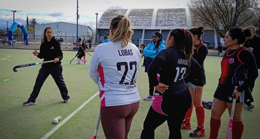 A d&iacute;as de la consagraci&oacute;n mundial de Las Leonas, &ldquo;Piti&rdquo; D&rsquo;El&iacute;a y &ldquo;Charo&rdquo; Luchetti brindaron una cl&iacute;nica de hockey en Tunuy&aacute;n