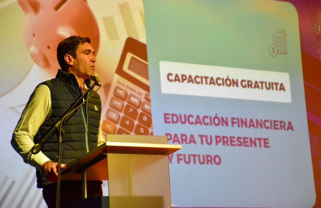 Formando ciudadanos conscientes: masiva charla sobre finanzas para estudiantes