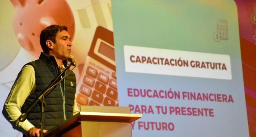 Formando ciudadanos conscientes: masiva charla sobre finanzas para estudiantes