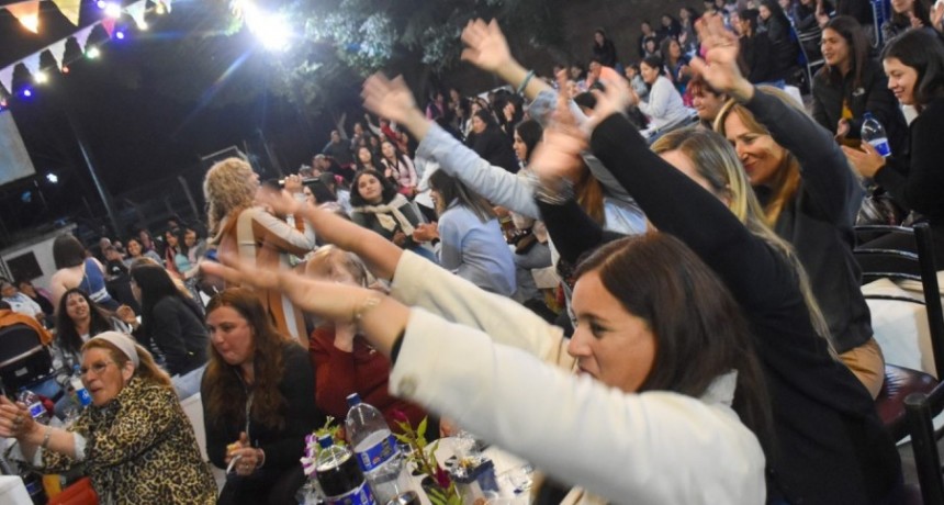 El Día de la Madre se vivió con música, regalos y agitando pañuelos al aire en Tunuyán