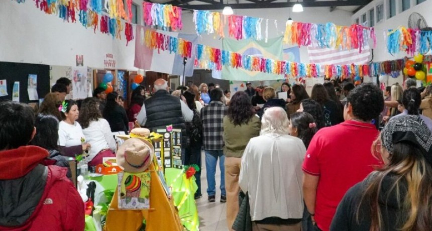 La Escuela Municipal de Idiomas de Tunuy&aacute;n, celebr&oacute; su primera muestra cultural con un recorrido por el mundo