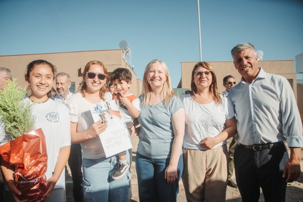 21 FAMILIAS RECIBIERON SUS CASAS, 21 SUEÑOS SE CUMPLIERON EN TUPUNGATO.