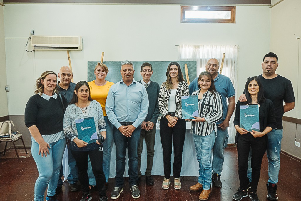 El Intendente Aguilera firmó las escrituras de traspaso de lotes a nombre de 14 familias de TISA