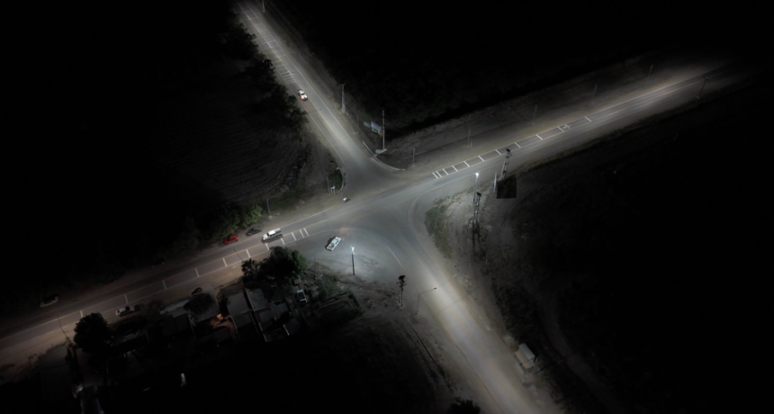 Nueva Obra de Iluminación en el cruce del distrito Cordón del Plata: la gestión Aguilera fortalece la infraestructura vial y de seguridad