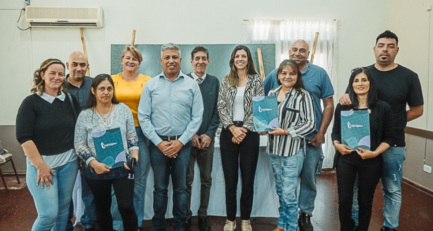 El Intendente Aguilera firmó las escrituras de traspaso de lotes a nombre de 14 familias de TISA