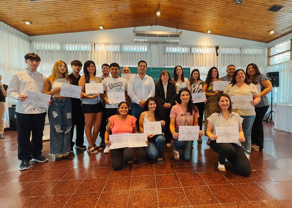 30 tupungatinos recibieron sus certificados de finalización de Cursos de Inglés y Portugués