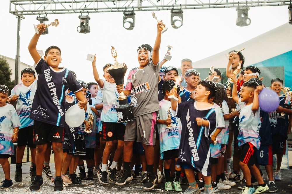 Fiesta del fútbol y festejo multicolor en el Cierre Anual de la Liga Municipal de Escuelitas