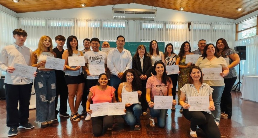 30 tupungatinos recibieron sus certificados de finalización de Cursos de Inglés y Portugués