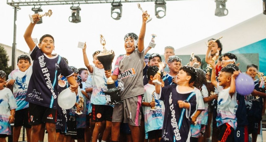 Fiesta del fútbol y festejo multicolor en el Cierre Anual de la Liga Municipal de Escuelitas